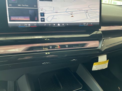 Used 2025 BMW i5 xDrive40 w/ Premium Package image 13