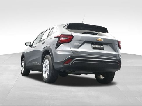 Used 2025 Chevrolet Trax LS w/ LS Convenience Package FWD image 27