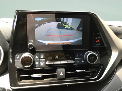 Certified 2024 Toyota Highlander XLE AWD/4WD image 19