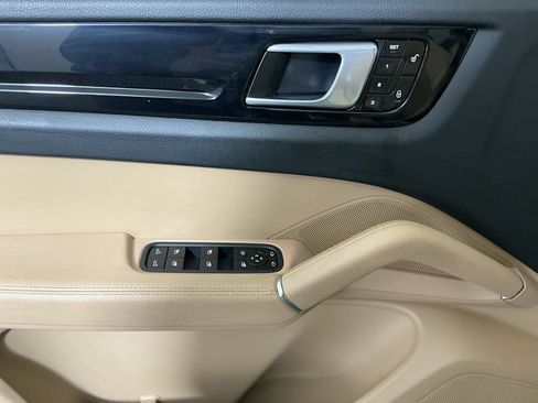 Used 2019 Porsche Cayenne AWD/4WD image 17