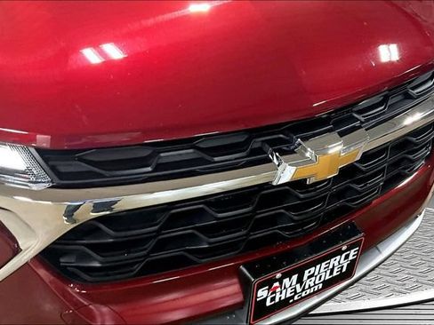 Certified 2025 Chevrolet Trax LT w/ LT Convenience Package FWD image 32