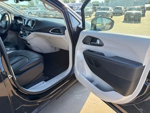 Used 2023 Chrysler Pacifica Touring-L FWD image 22