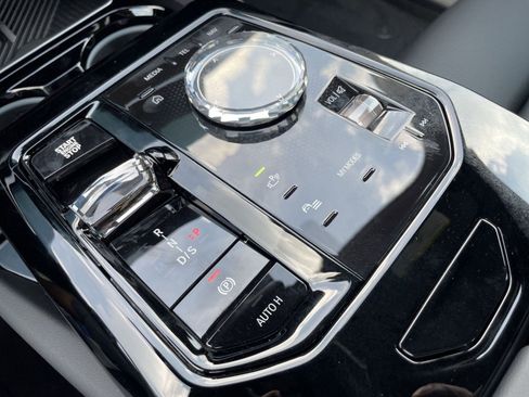 Used 2026 BMW 530i w/ Executive Package image 18