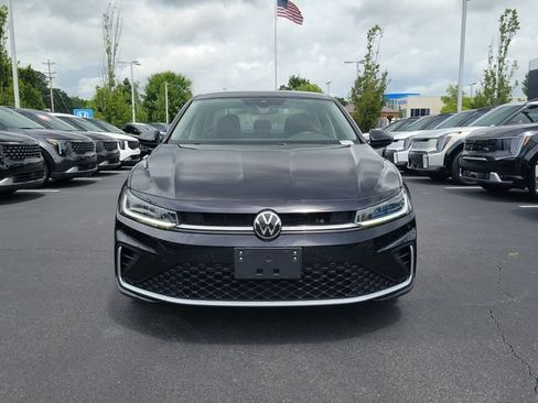 Used 2025 Volkswagen Jetta SE FWD image 2