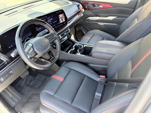 Used 2025 Chevrolet Traverse RS FWD image 18