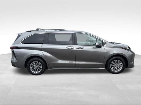 Used 2026 Toyota Sienna LE FWD image 6