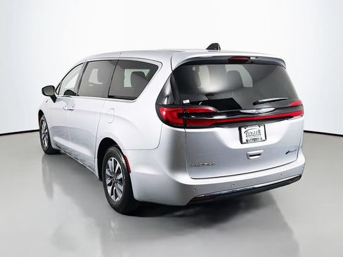 Used 2023 Chrysler Pacifica Touring-L FWD image 5