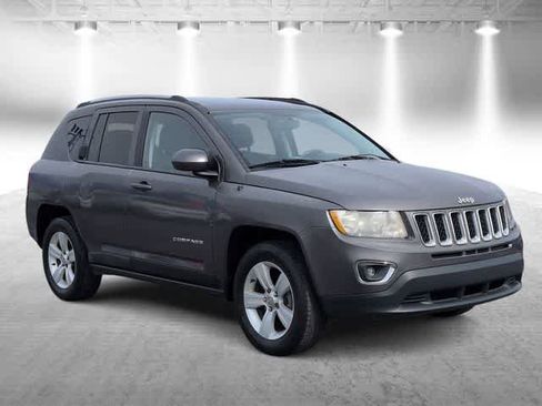 Used 2017 Jeep Compass Latitude AWD/4WD image 2