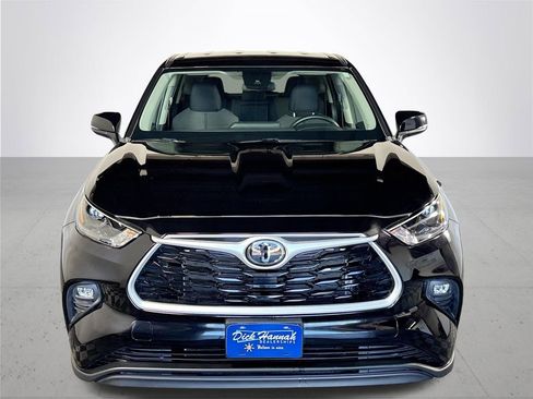 Used 2023 Toyota Highlander LE image 3