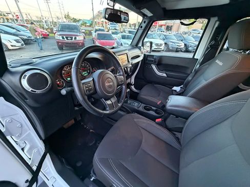 Used 2017 Jeep Wrangler Unlimited Sahara w/ Connectivity Group AWD/4WD image 20