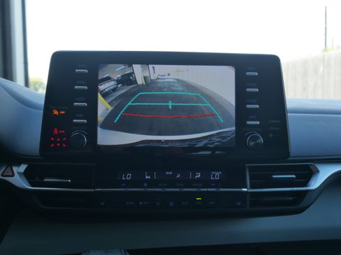 Used 2021 Toyota Sienna XLE image 16