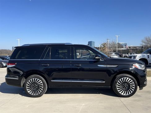 Used 2024 Lincoln Navigator Premiere image 3