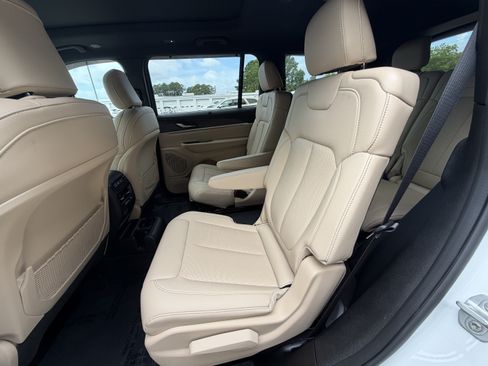 Used 2025 Jeep Grand Cherokee L Limited w/ Luxury Tech Group II AWD/4WD image 17