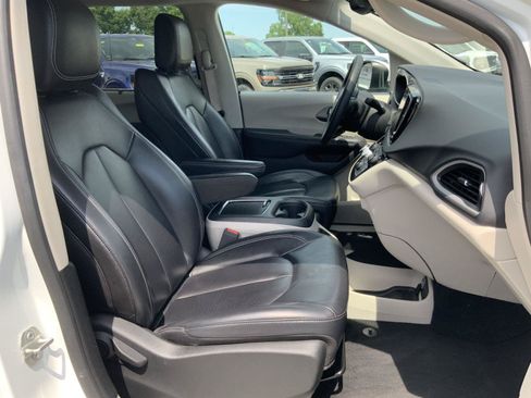 Used 2023 Chrysler Pacifica Touring-L FWD image 54