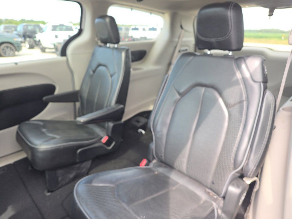 Used 2019 Chrysler Pacifica Limited FWD image 11
