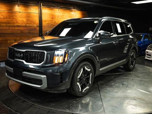 Used 2024 Kia Telluride EX w/ EX Captain's Chair Package image 2