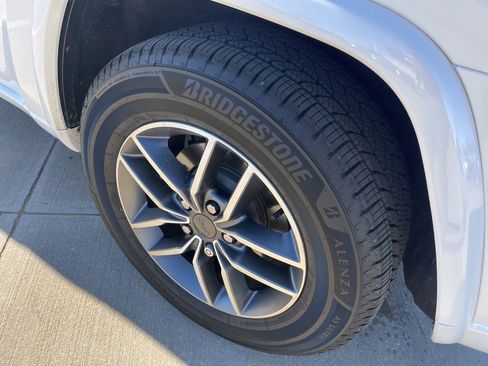 Used 2021 Jeep Grand Cherokee Overland image 12