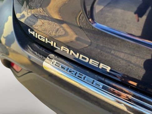 Used 2022 Toyota Highlander XLE AWD/4WD image 49