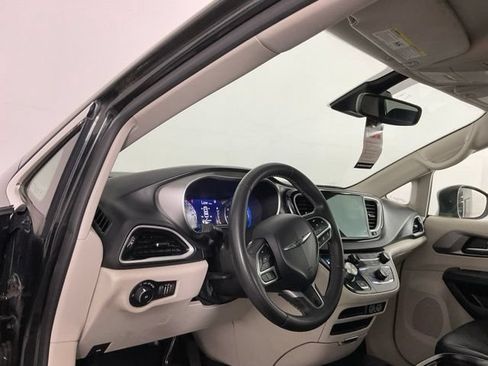 Used 2023 Chrysler Pacifica Touring-L FWD image 12