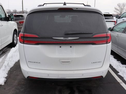Used 2023 Chrysler Pacifica Limited image 5