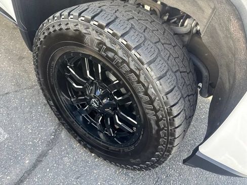 Used 2020 GMC Sierra 2500 AT4 w/ Technology Package AWD/4WD image 9