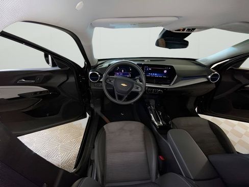 Used 2025 Chevrolet Trax LT FWD image 38