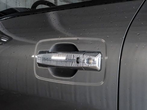 Used 2017 Nissan Titan SL AWD/4WD image 40