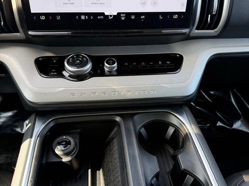 Used 2025 Ford Expedition Active RWD image 9