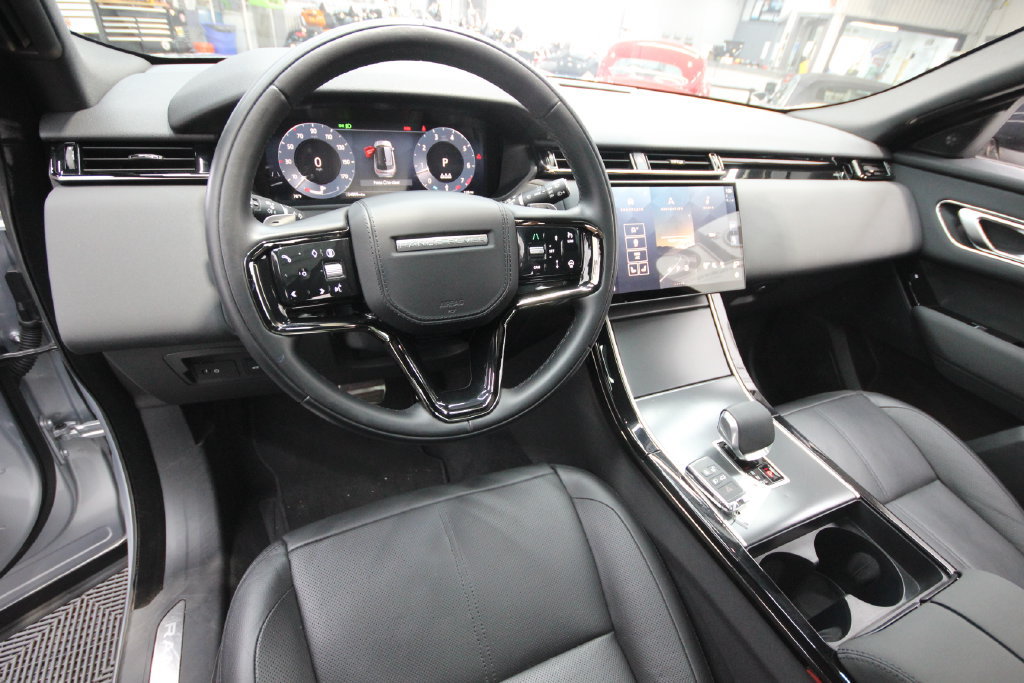 Used 2025 Land Rover Range Rover Velar Dynamic SE AWD/4WD image 16