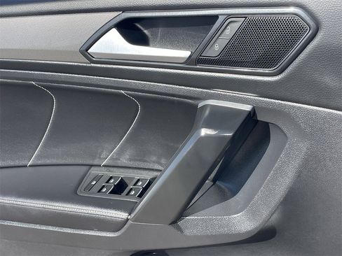 Used 2024 Volkswagen Tiguan SE image 25