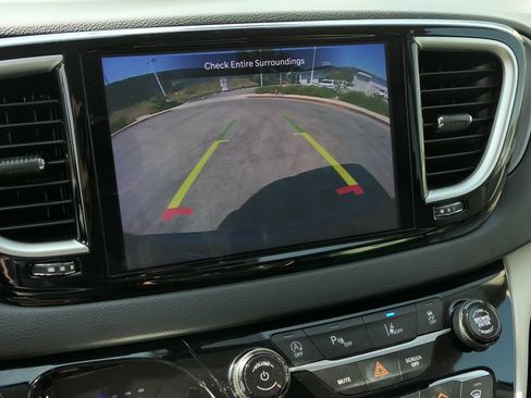 Used 2023 Chrysler Pacifica Touring-L FWD image 20