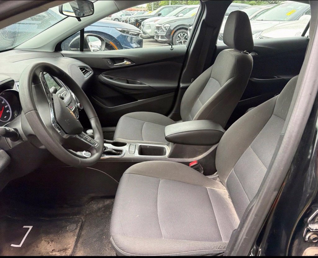 Used 2019 Chevrolet Cruze LT w/ Convenience Package FWD image 5