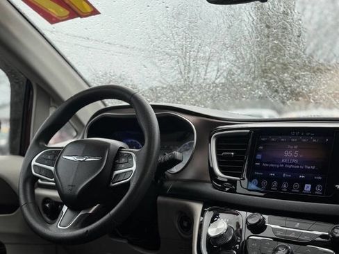 Used 2017 Chrysler Pacifica Touring image 3