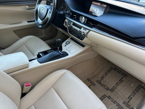 Used 2014 Lexus ES 350 w/ Premium Package image 32