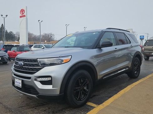 Used 2023 Ford Explorer XLT w/ Equipment Group 202A image 5