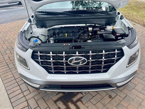 Used 2025 Hyundai Venue Limited image 17