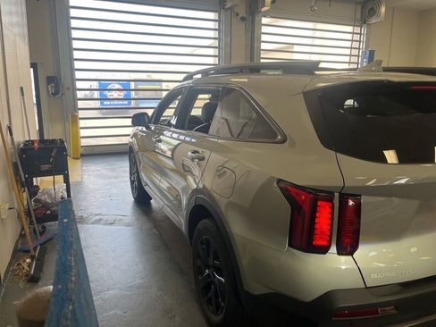 Used 2023 Kia Sorento S w/ Panoramic Sunroof Package AWD/4WD image 6