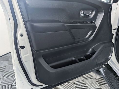 Used 2019 Nissan Titan SV w/ SV Convenience Package image 14