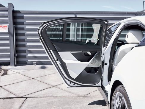 Used 2026 BMW 550e xDrive image 26