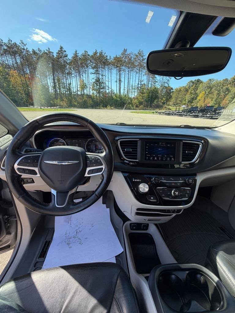Used 2019 Chrysler Pacifica Touring-L FWD image 11