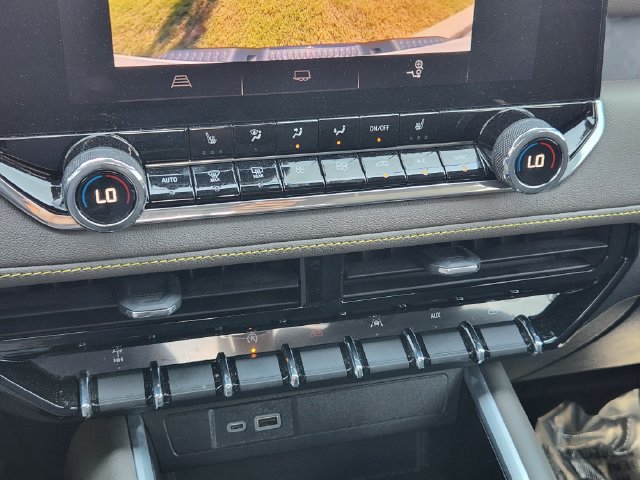 Used 2024 Chevrolet Colorado ZR2 w/ Safety Package AWD/4WD image 19