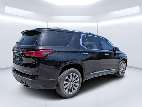 Used 2023 Chevrolet Traverse Premier FWD image 3