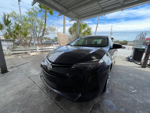 Used 2017 Toyota Corolla LE FWD image 2