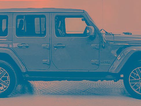 Used 2023 Jeep Wrangler Unlimited Sahara AWD/4WD image 2