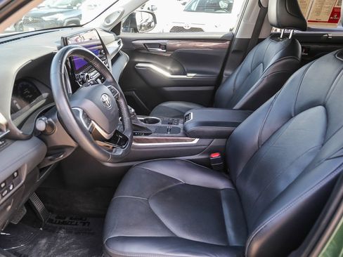 Used 2023 Toyota Highlander Limited FWD image 19