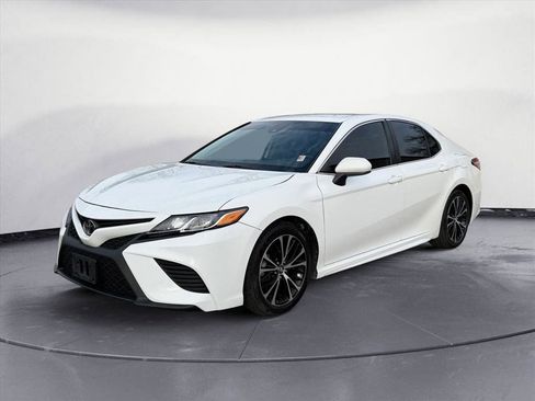 Used 2020 Toyota Camry SE image 2