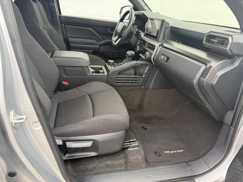 Used 2025 Toyota 4Runner SR5 AWD/4WD image 18