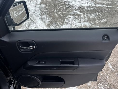 Used 2016 Jeep Patriot Latitude image 32