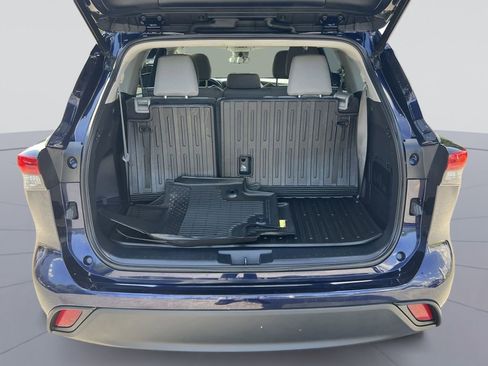 Used 2022 Toyota Highlander LE AWD/4WD image 25