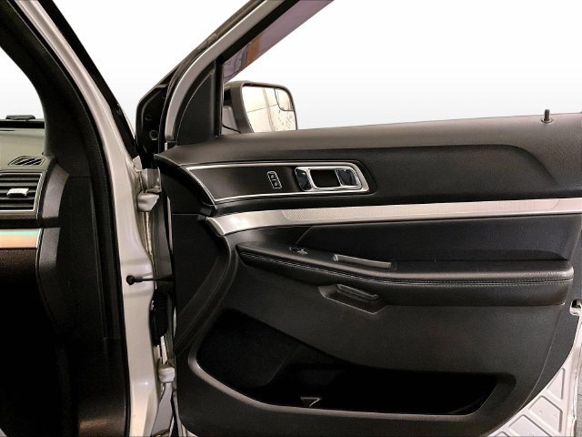 Used 2017 Ford Explorer XLT FWD image 24